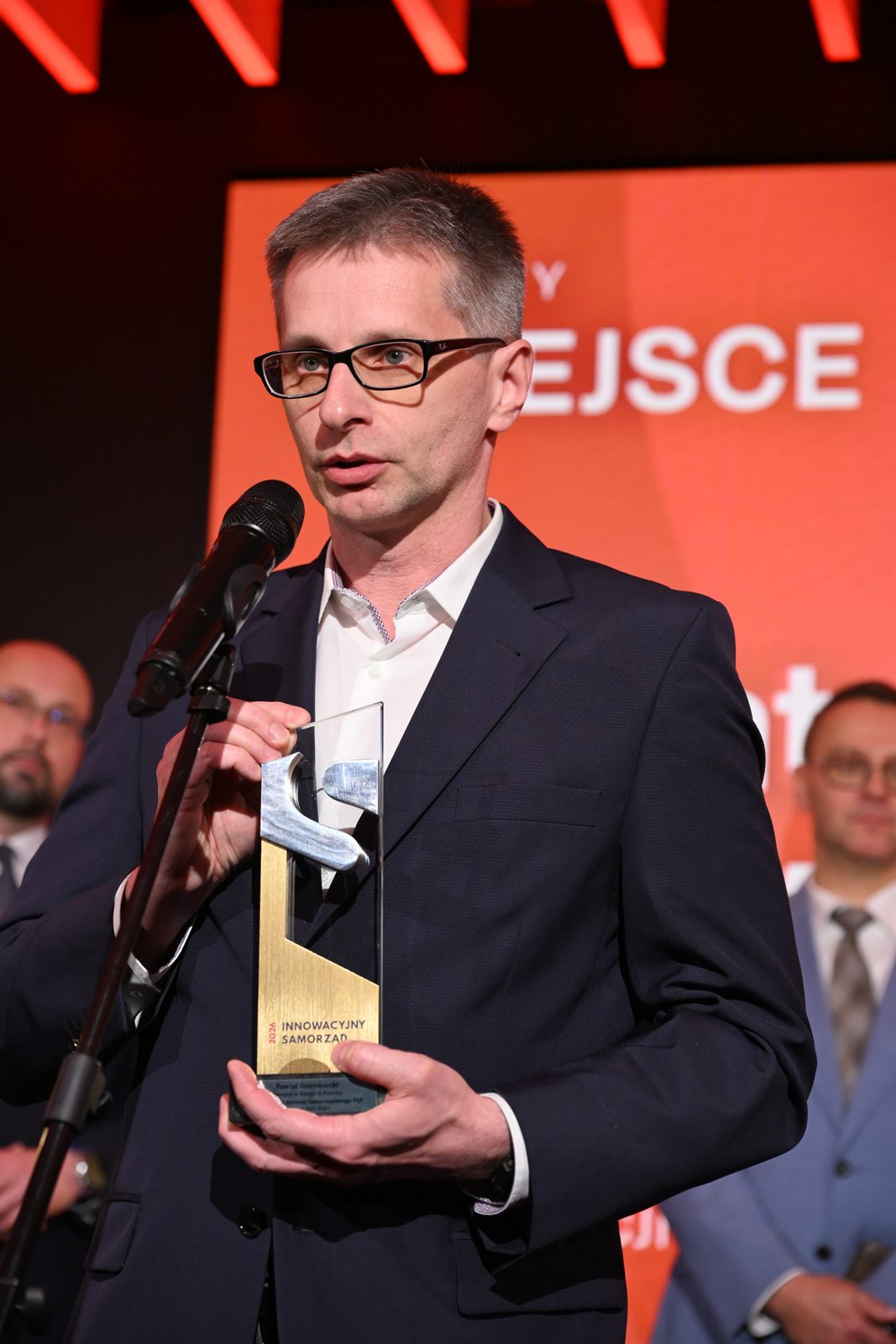 dr inż. Łukasz Śliwiński, Geodeta Powiatowy powiatu ostrowieckiego, ze statuetką za I miejsce w konkursie Innowacyjny Samorząd 2026