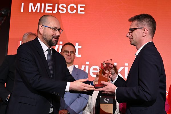 Wręczenie statuetki za nagrodzone wdrożenie w powiecie ostrowieckim