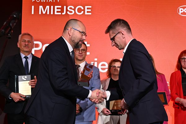 Wręczenie nagrody za I miejsce w kategorii powiatów – konkurs Innowacyjny Samorząd 2026
